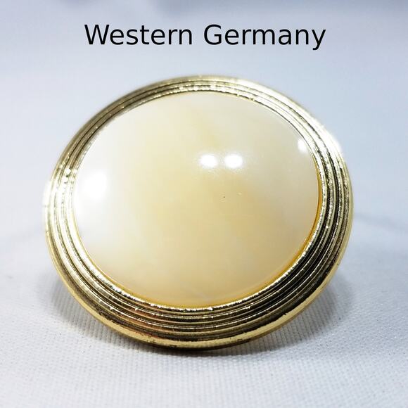 Vintage Western Germany Scarf Clip, Cream Art Glass, 1950s Jewelry - Picture 4 of 13